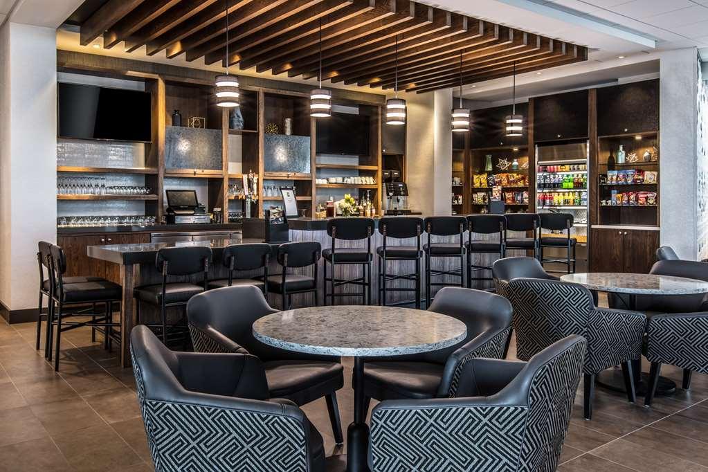 Hyatt Place Delano Restaurante foto